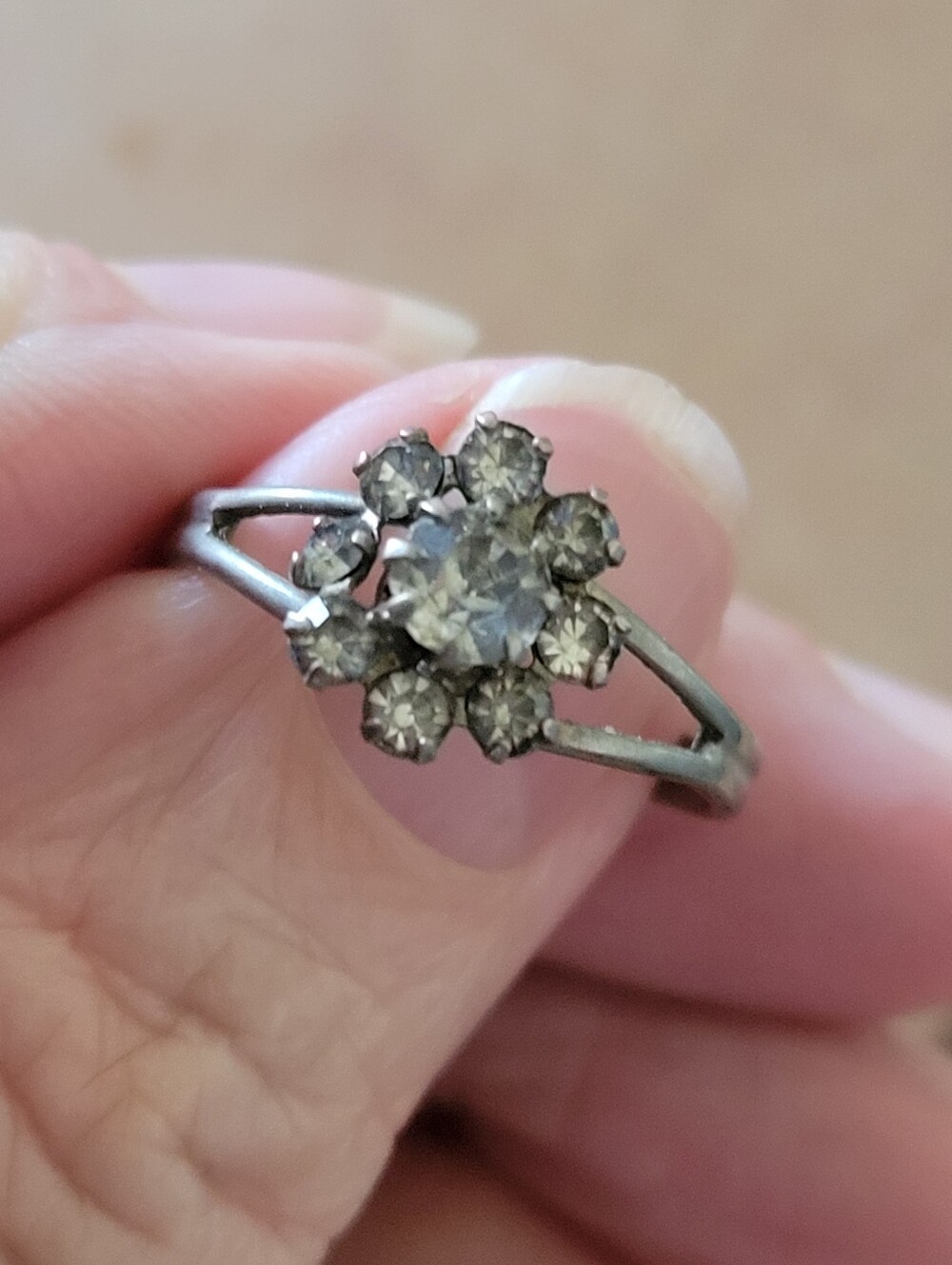 Vintage Delicate Silver-Tone Floral Crystal Ring - Clear Flower Accent